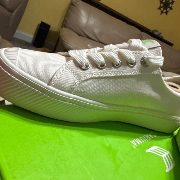 Cariuma OCA Low off-White Canvas Sneaker-8 - Picture 2 of 10
